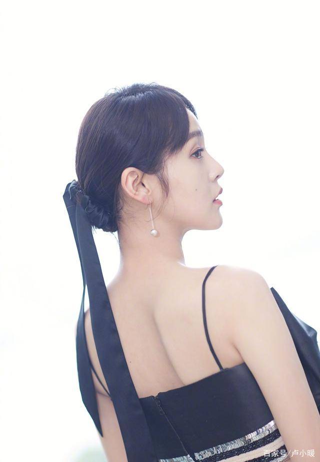 设计|张佳宁夏季连衣裙美,造型师可以赏鸡腿喽 网友:太有气质了吧