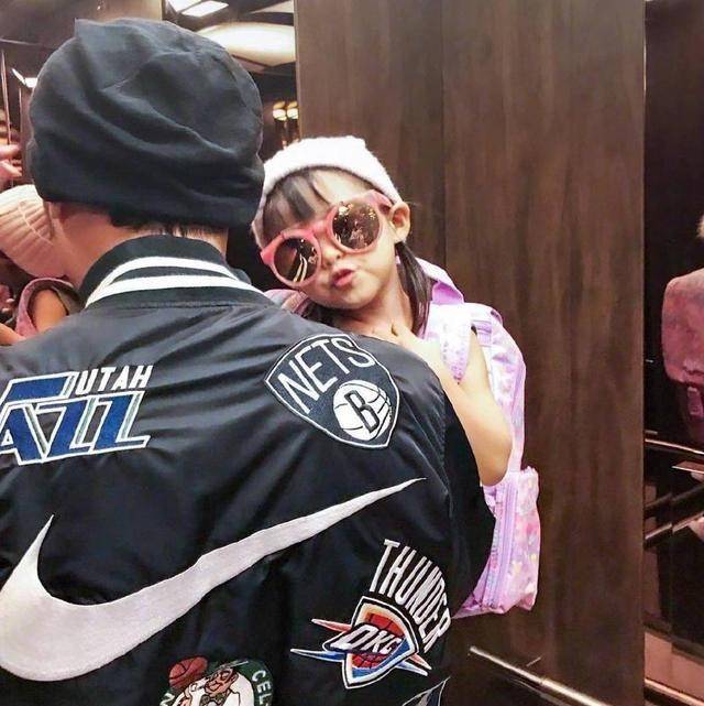 颜色|周杰伦女儿彻底开挂！才6岁就和爸爸四手联弹，穿裙装背影像妈