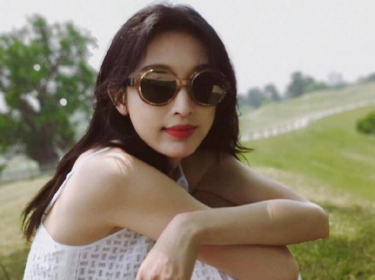 黑色|张俪终于剪了短发！穿卡通T恤配超短裙清新动人，就是长腿太惹眼