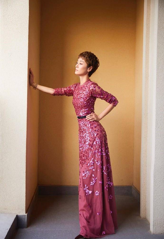 纸片|马伊琍离婚后更高调!穿玫红色亮片裙薄如纸片,瘦到认不出