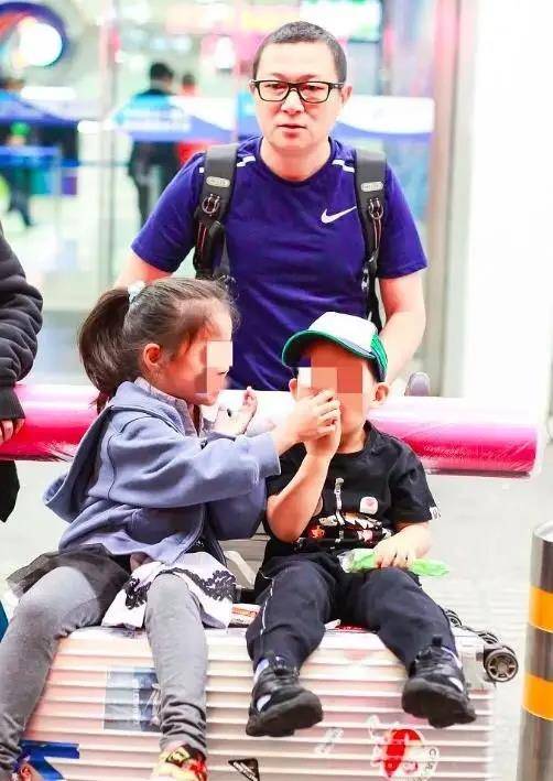 老公|梅婷一家四口现身机场，穿老公旧衣太抢镜，一对高颜值儿女更吸睛