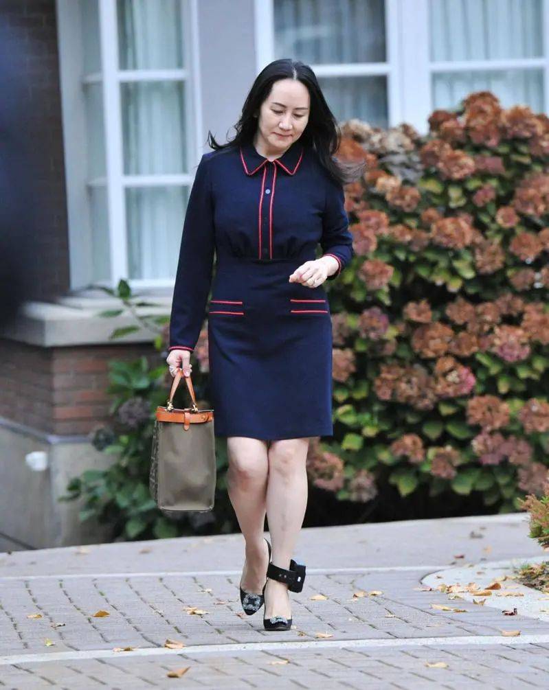 颜色|孟晚舟穿白裙气质是好，但生图脸发黄出油明显老了，有中年老感！