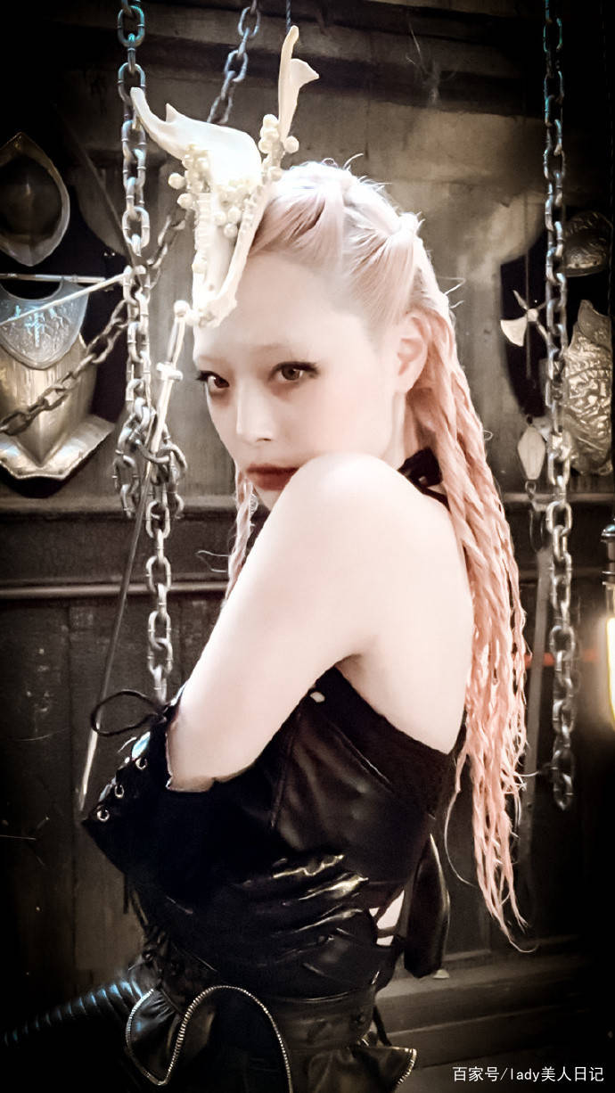 女孩子|崔雪莉很有叛逆高中生既视感！久违的超短裙，还是那个妩媚小野猫