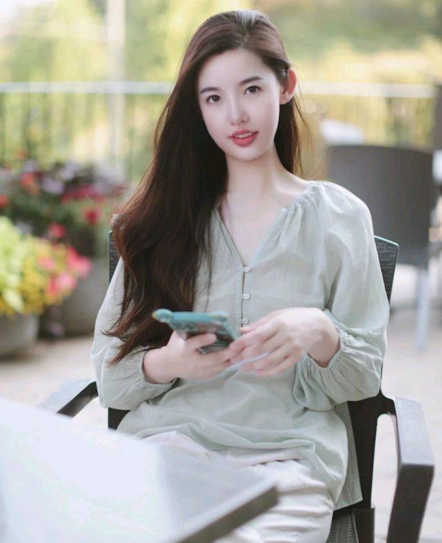 设计|怎么穿搭才能成为精致的女人？简约休闲风就很高级，值得细细品味