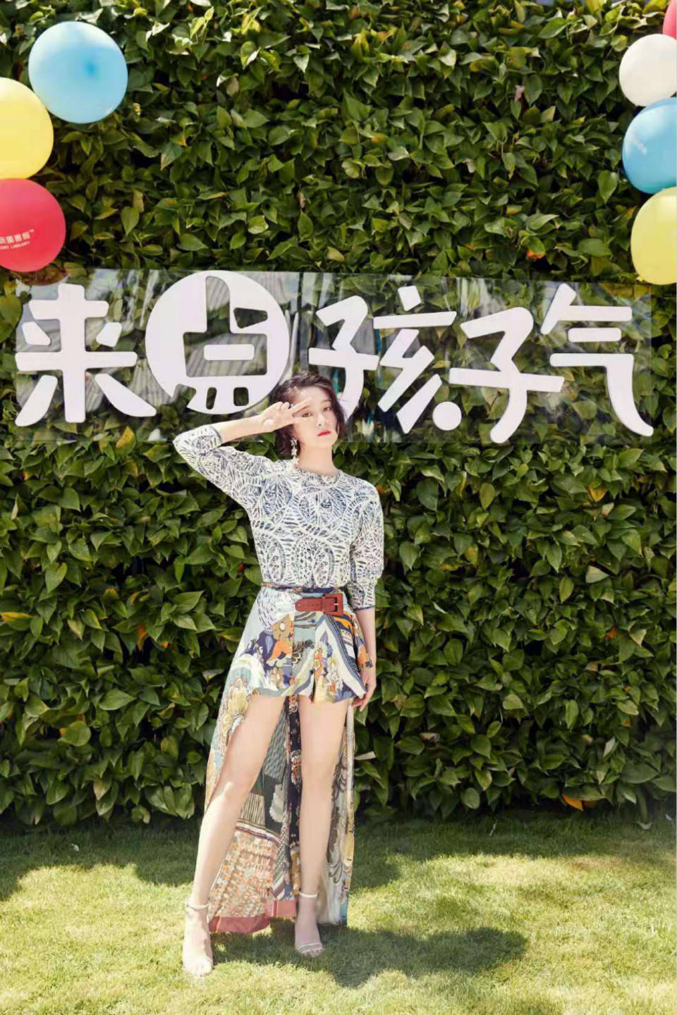 迎新|张雪迎新剧新发型，红裙上演锁骨杀，全新风格美得出众！