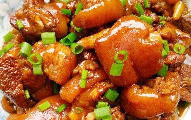 美容养颜猪蹄中含有丰富的胶原蛋白,并且猪蹄在烹饪的过程中胶原蛋白