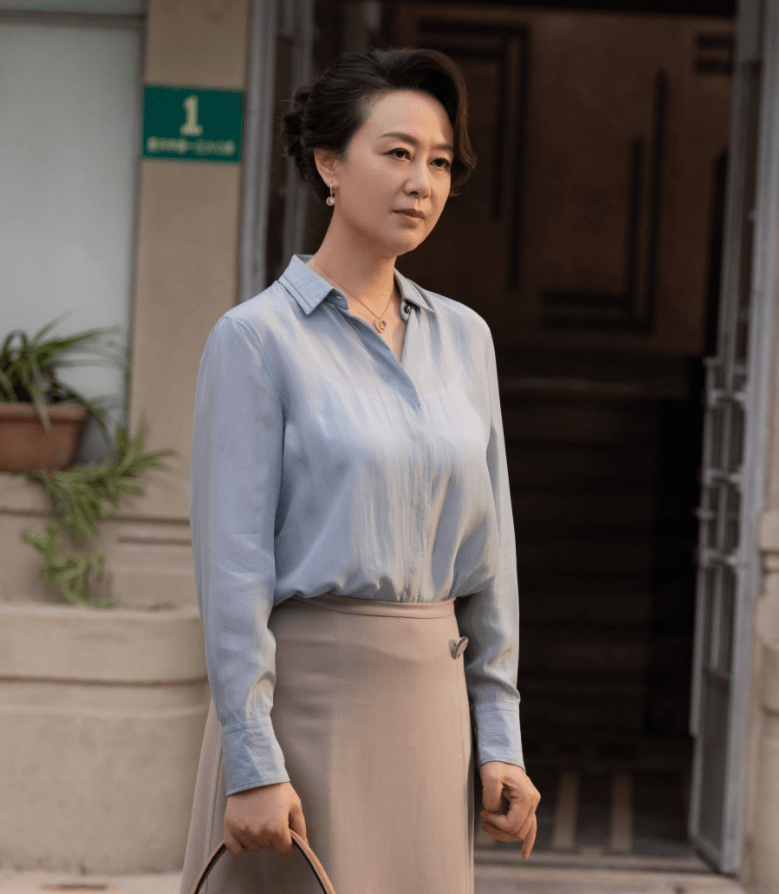 视觉|吴玉芳认真打扮挺贵气,穿黑色吊带裙优雅高级,老阿姨也是洋气人