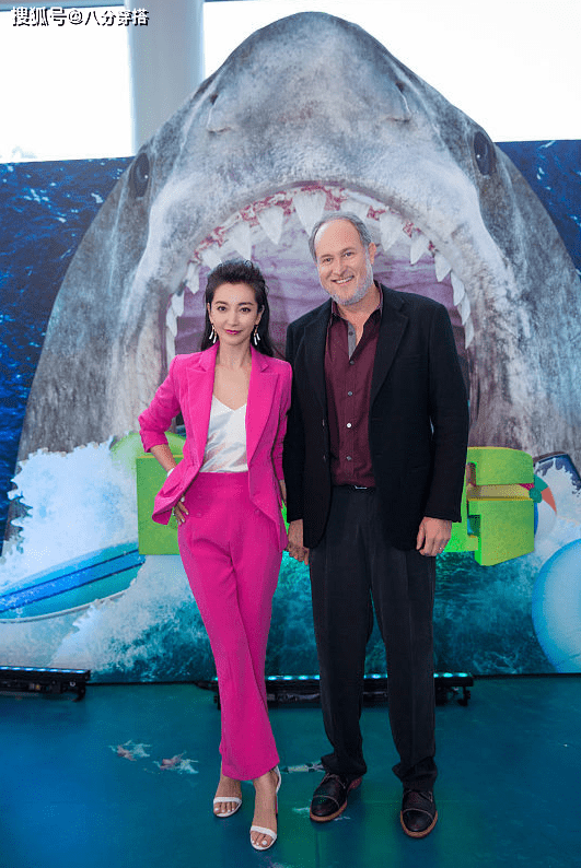 一身|48岁李冰冰容颜未老，一身玫红色西服套装干练潇洒，霸气潇洒