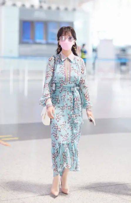 裙子|赵雅芝捞金被拍，身材焉瘪还穿白衬衫，到老年装成阿姨不觉得假？