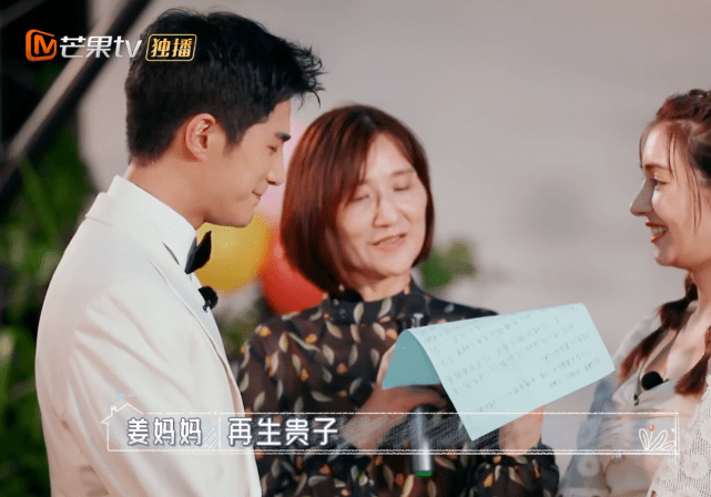 体重|麦迪娜手捧8个月孕肚，自曝孕期便秘严重，被网友催生三胎很崩溃