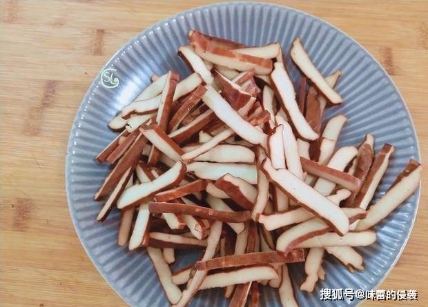 做法|放假宅家，少不了这零食，麻辣鲜香，好吃解馋，4块钱做一大盘