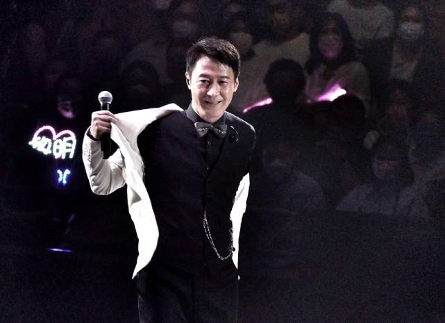 Exo成功結束重慶演唱會與工作人員合影留念 Seoulsunday Com