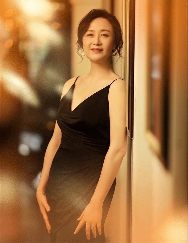 视觉|吴玉芳认真打扮挺贵气,穿黑色吊带裙优雅高级,老阿姨也是洋气人