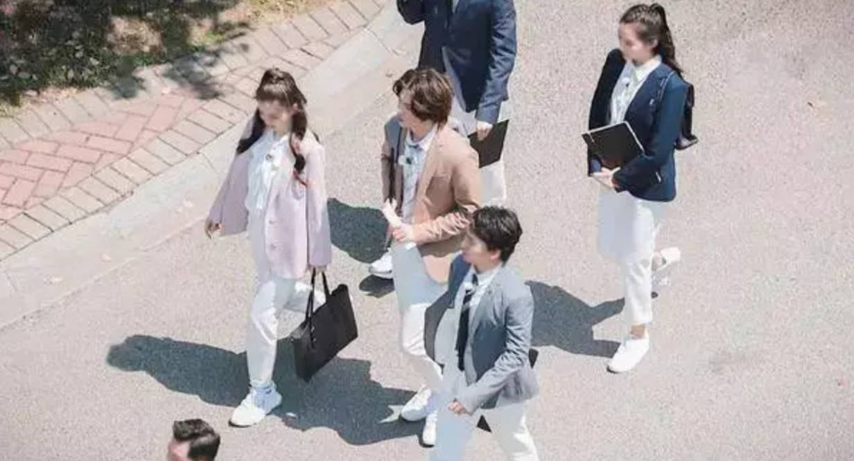 杨颖关|《跑男》杨颖关晓彤无互动，婚纱造型差距明显，女嘉宾竟遭排挤？！