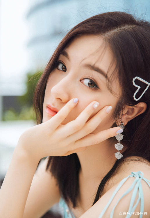 兰迪|李兰迪瘦身后终于仙气了一回，一袭蓝色碎花裙配美甲，太美了