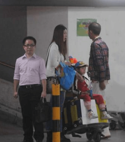 设计|王志文老婆真会扮嫩，西装配破洞裤青春时尚，与王志文同行似父女