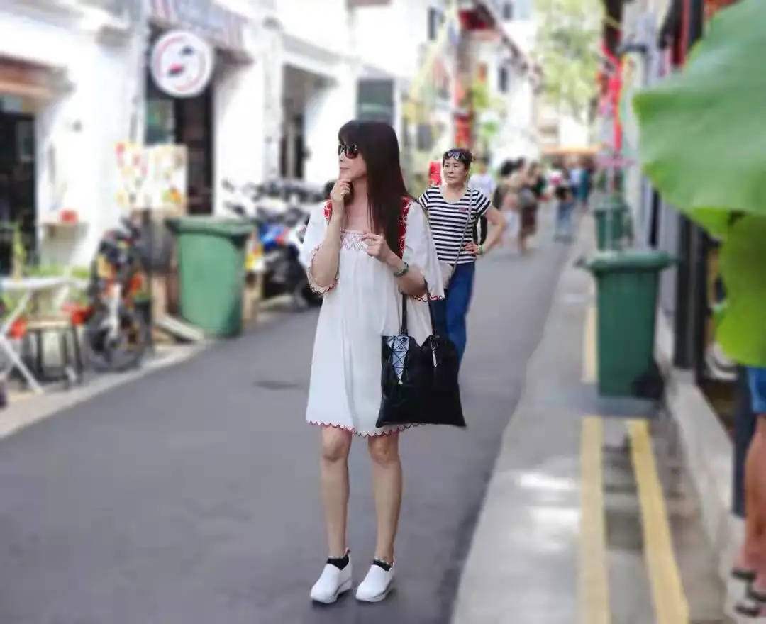 效果|52岁孟庭苇不肯服老，穿短裙配厚刘海还在扮少女，身材确实是不错