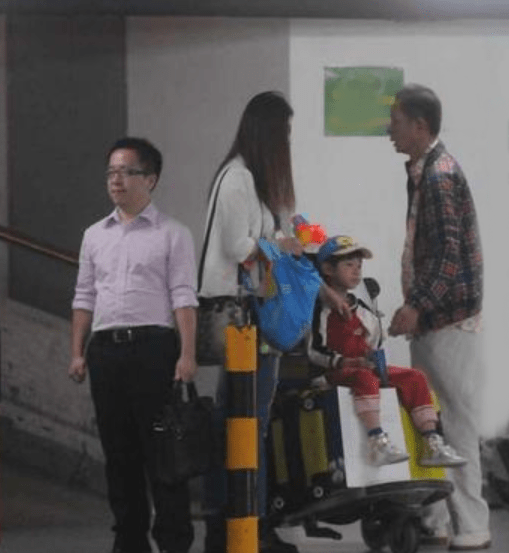 设计|王志文老婆真会扮嫩，西装配破洞裤青春时尚，与王志文同行似父女