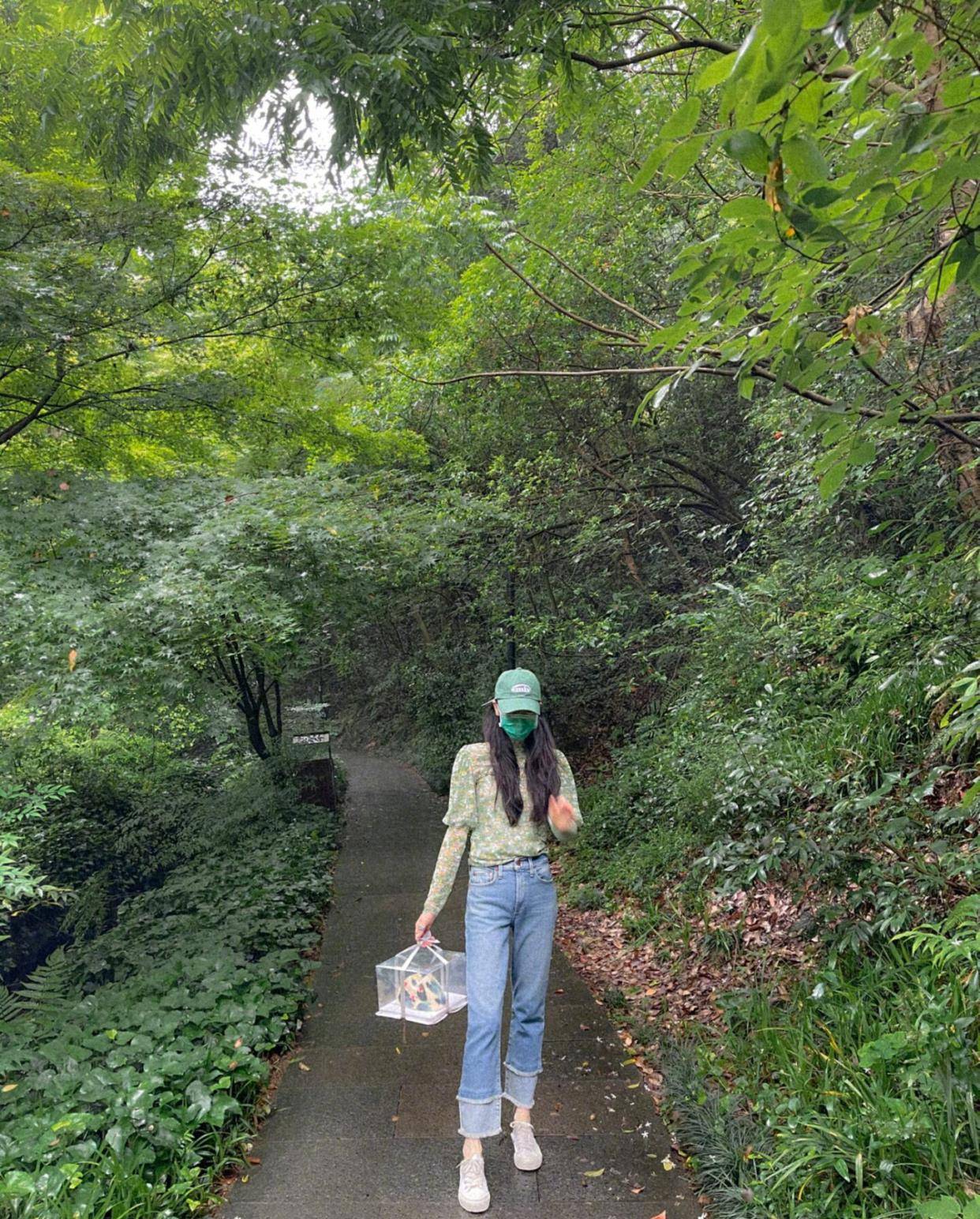 那一片|迪丽热巴晒田园绿洲九宫格照片，宛如丛林里的精灵美女