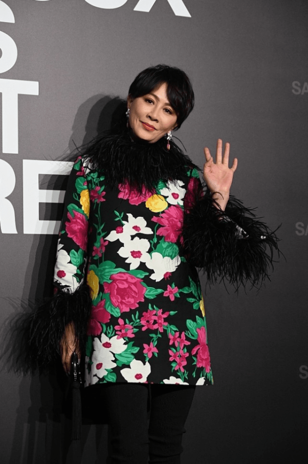 黑色|刘嘉玲真是个俏老太,这么大岁数穿花衣也没压力,虽浮夸但挺抢镜