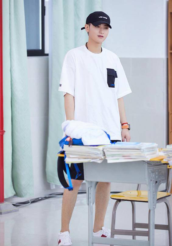 陶虹|黄子韬晒《萌探》家族合照，直言少了杨紫不够完美