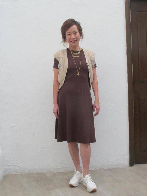 叶童|叶童穿紧身裙肚腩泛滥，却只敢踩双运动鞋，58岁老得一点不真实！