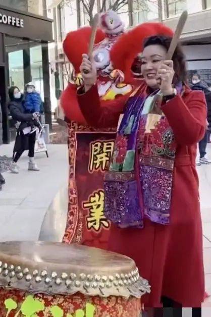 黑色|大S婆婆采访的生图，不修图怕是要崩了，满脸泛油光还有老年斑！