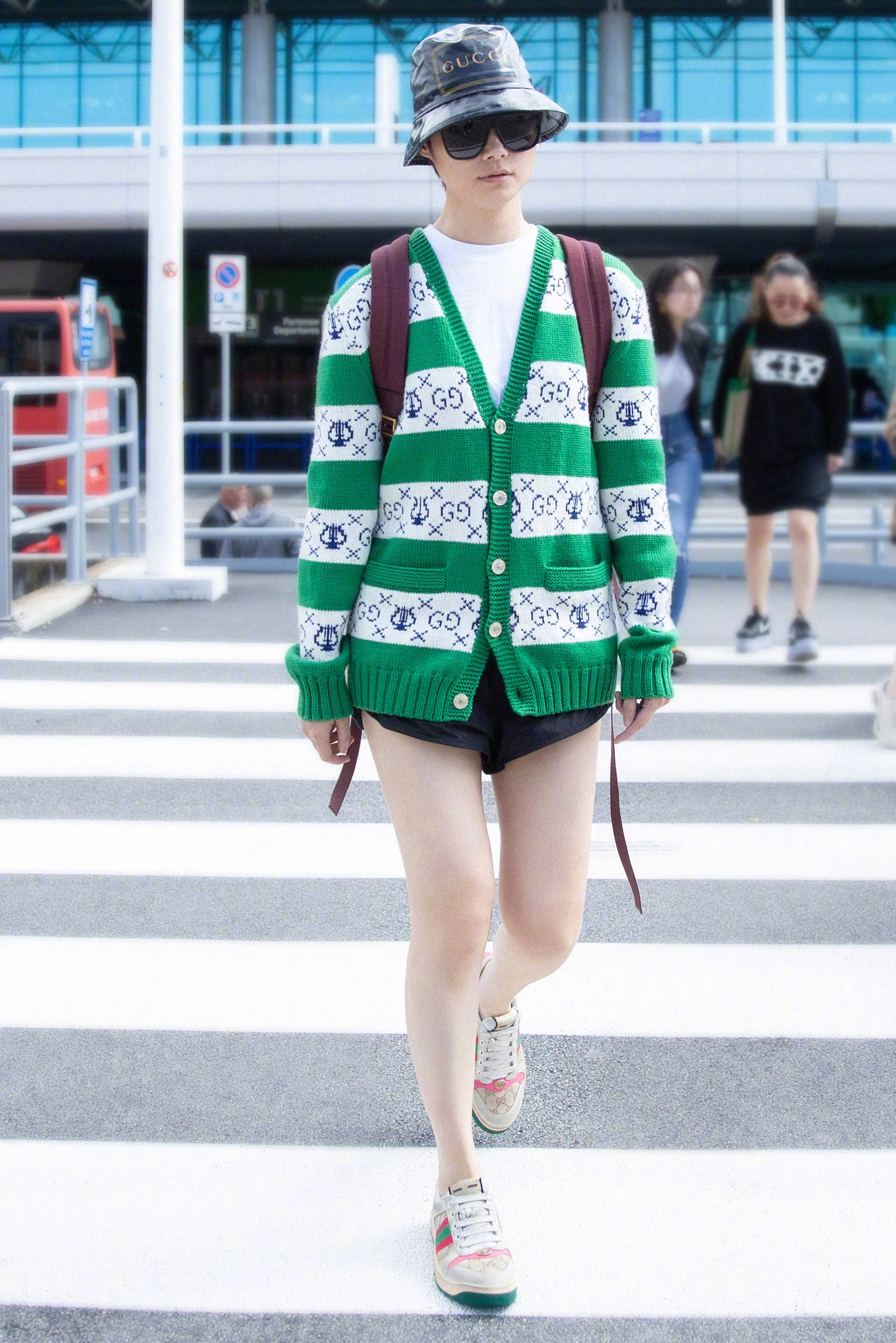 黑色|李宇春穿拖尾裙亮相活动，女人味十足 美起来让人眼前一亮！