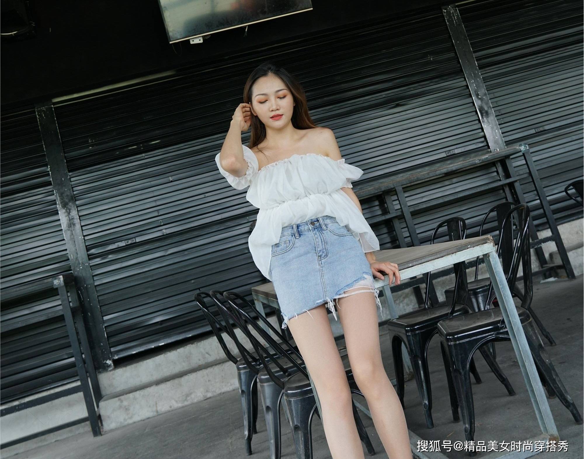 高跟鞋|半身裙怎么搭配？一字肩雪纺上衣搭配牛仔裙，优雅随性不失女人味