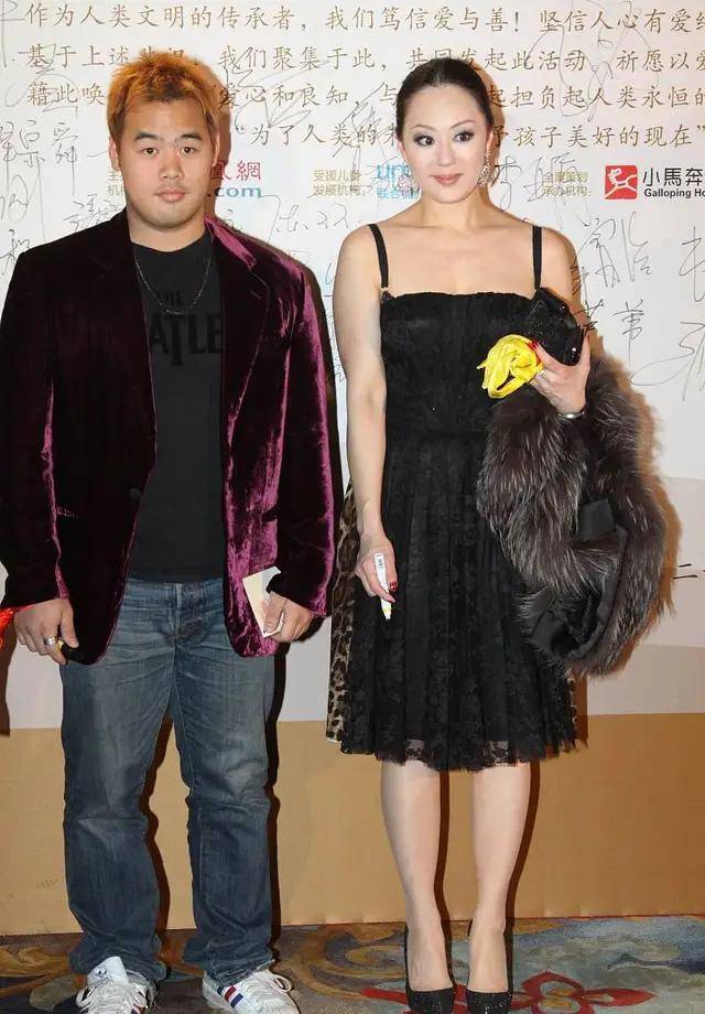 设计|章小蕙越来越显女人味，裙子用蕾丝和豹纹点缀，一般人真hold不住