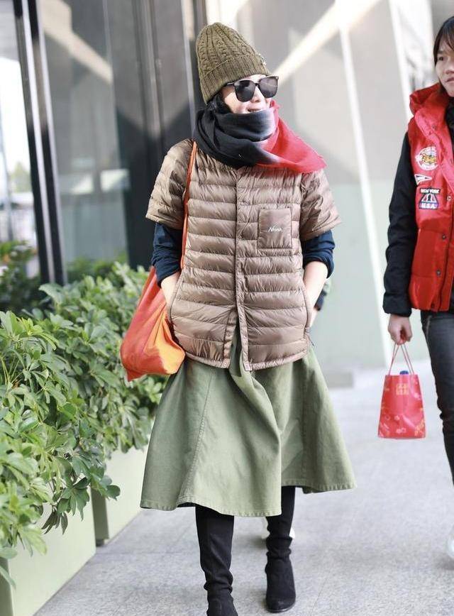 服装|刘若英到底穿个啥出门，49岁的年纪玩混搭风，有点时尚过头了