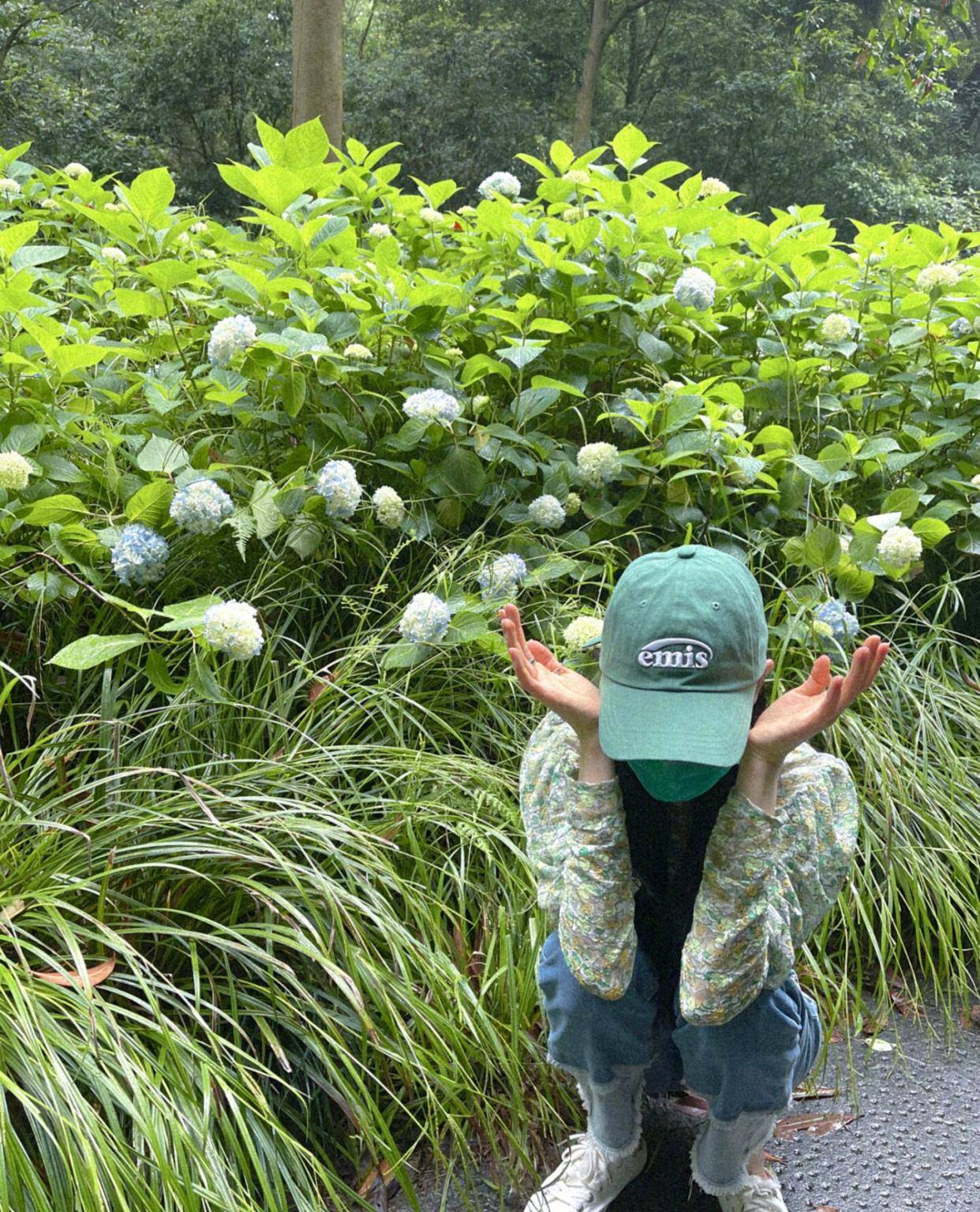 那一片|迪丽热巴晒田园绿洲九宫格照片，宛如丛林里的精灵美女