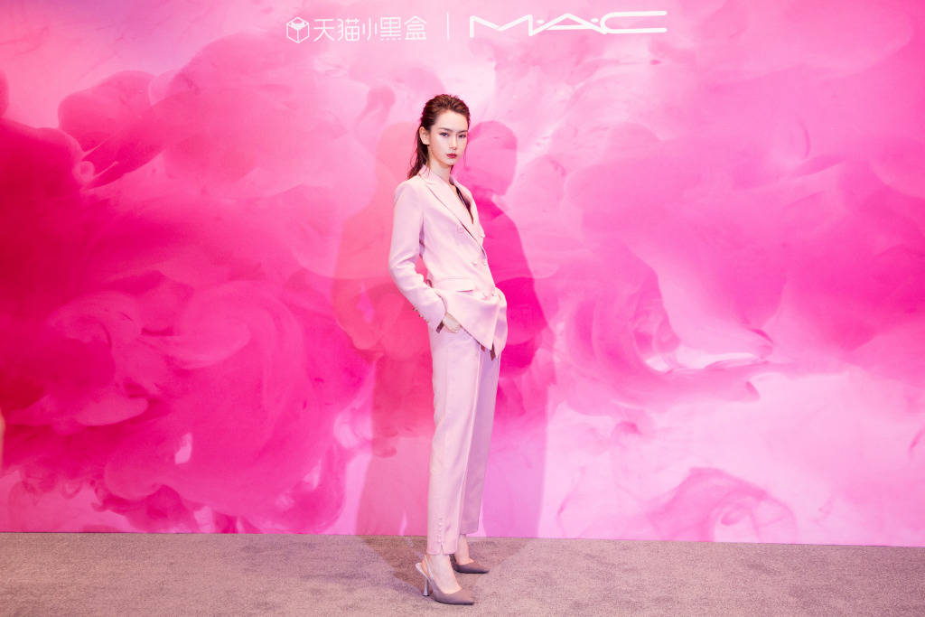 件亮|戚薇嫁给李承铉女儿都4岁了，可穿针织衫条纹裙，照样嫩成大学生