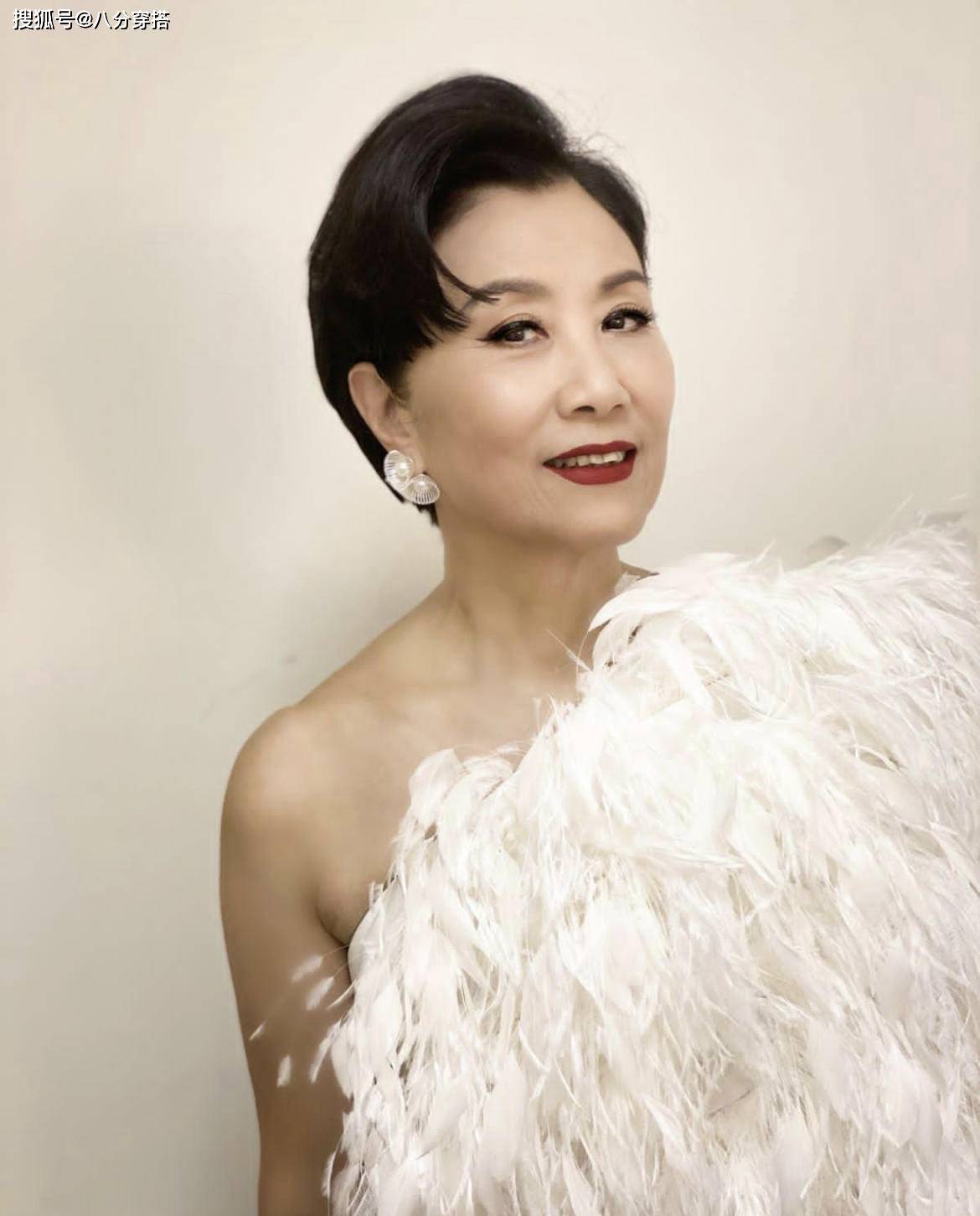 廓形|汪明荃人老心不老，一身银灰色褶皱套装尽显年轻姿态，高级时髦