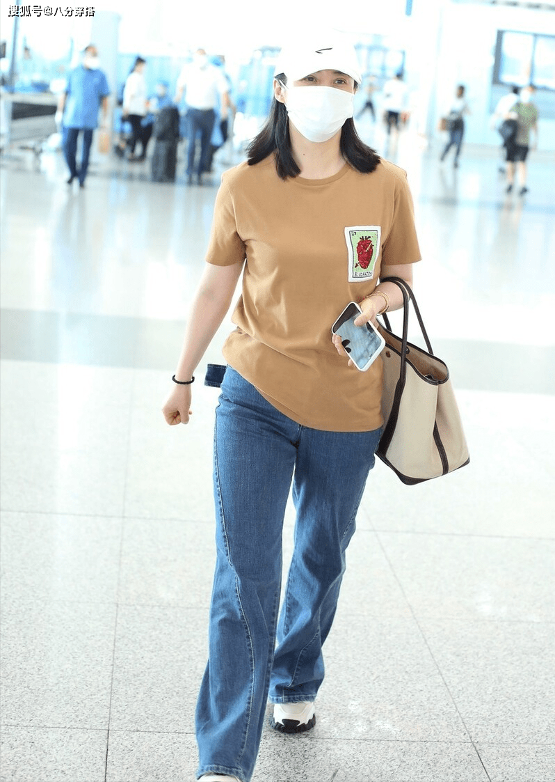 棕色|蒋勤勤真没明星架子,棕色T恤配牛仔裤简约休闲,和普通人没差别