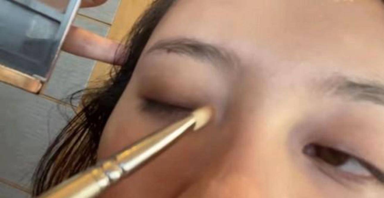 漂亮|宋妍霏大胆尝试“烟熏妆”，全程素颜怼脸拍，效果出来美翻众人！！