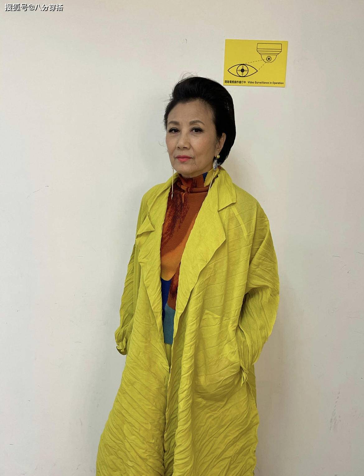 廓形|汪明荃人老心不老，一身银灰色褶皱套装尽显年轻姿态，高级时髦