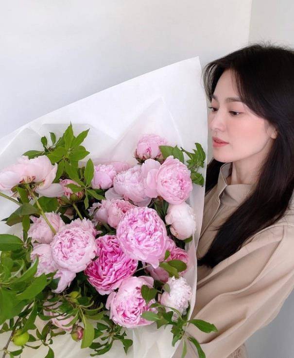 宋仲基|宋慧乔新剧剧照公开，女人味十足，气场更足，随便搭配都很美