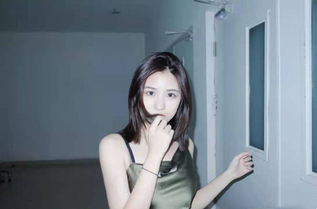 曲线美|汪峰大女儿穿衣随了亲妈葛荟婕，才16岁穿吊带裙走轻熟风，太惊艳