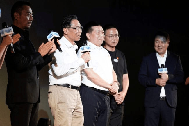 钟南山|钟南山罕见携夫人亮相,他身姿挺拔超精神,夫人发量比后辈还多