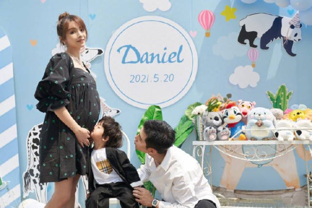 体重|麦迪娜手捧8个月孕肚,自曝孕期便秘严重,被网友催生三胎很崩溃