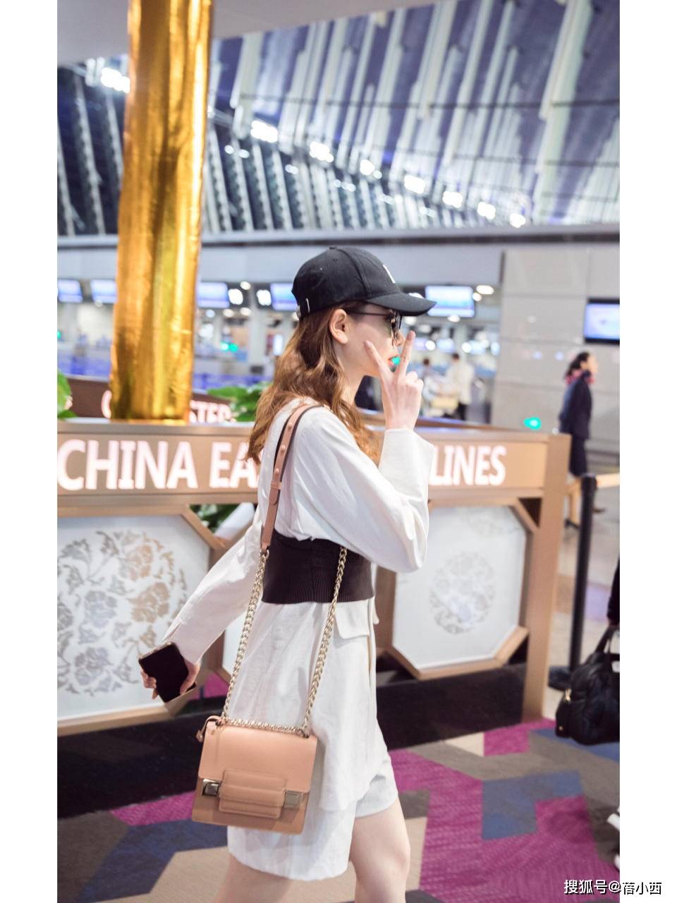 戚薇|又被戚薇的衣品折服了！“内衣外穿”搭配白色衬衫，潮流感十足