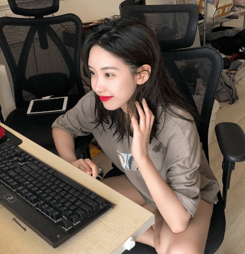 半藏森林晒出刘海近照,看清模样网友:别当网红了,跪求进圈_照片