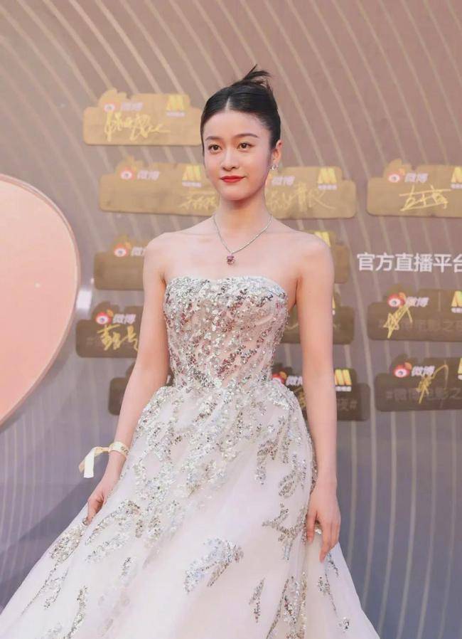 刘浩存|电影之夜红毯：倪妮高叉裙撩人，刘浩存又仙又欲，章子怡深V蕾丝