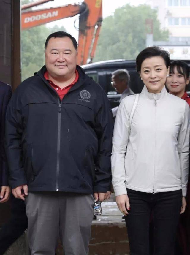 显得|杨澜越老越假，穿的再知性挑染发赶时髦，也50多岁难掩脸上老态！