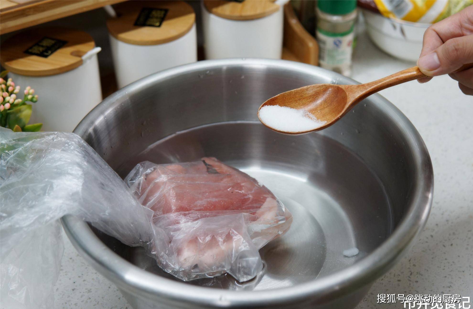 冻肉解冻别用水泡教你2绝招解冻速度快几倍简单实用