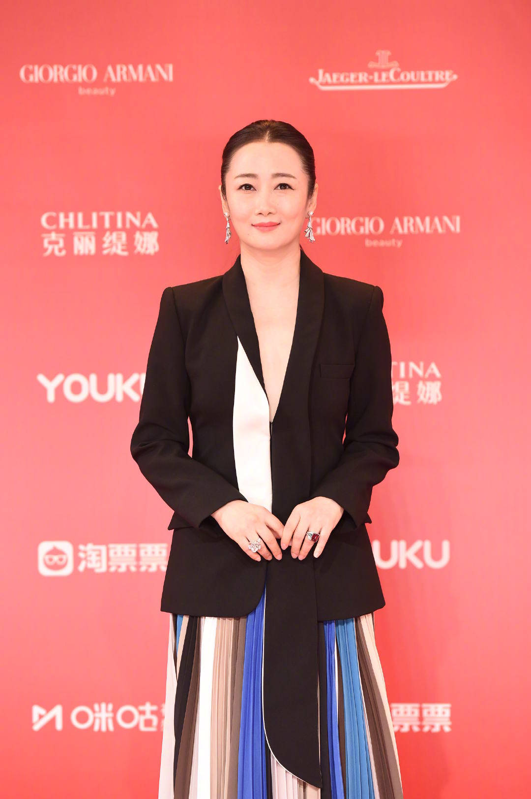 吴京|上海电影节闭幕红毯！郝蕾红裙高调，张子枫惊艳，吴京皮肤黑好多