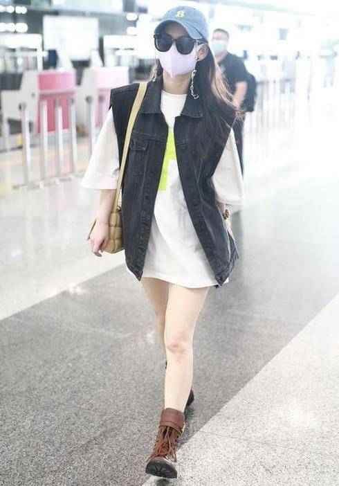 进行|黄圣依为了防晒太下功夫，穿“反季”牛仔服戴渔网帽，真不嫌热