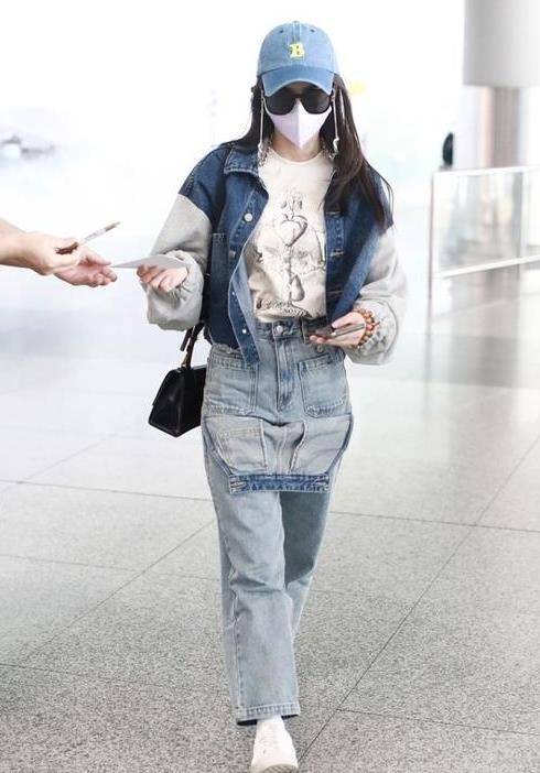 进行|黄圣依为了防晒太下功夫，穿“反季”牛仔服戴渔网帽，真不嫌热