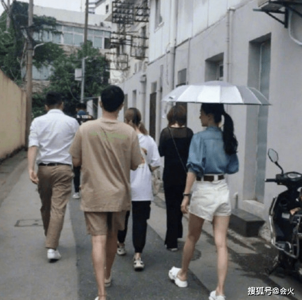 baby|Baby顶40度高温户外拍摄，穿无袖背心露纤细手臂，皮肤白皙嫩滑